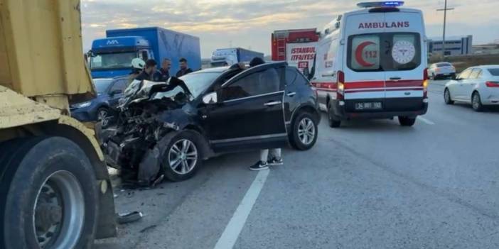 D-100'de feci kaza! Otomobil hafriyat kamyonuna çarptı: 2 yaralı