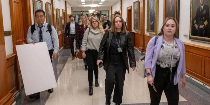 Biz alışkınız ama ABD'li gazeteciler ilk kez görüyor: Basın kartlarını bırakıp bakanlığı terk ettiler