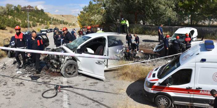 Sivas’ta feci kaza! Otomobiller kafa kafaya çarpıştı