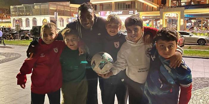 Samsunspor'un yıldızı kaldırımda çocuklarla top oynadı