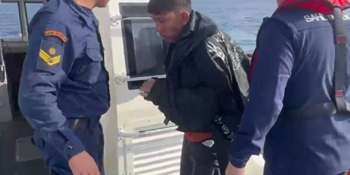 Yunanistan'a geçmeye çalışırken bottan düştü: 12 saat yüzerek hayatta kaldı