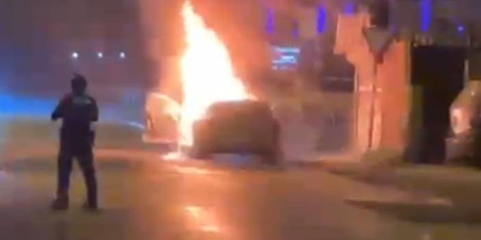 Park halindeki otomobil alev topuna döndü