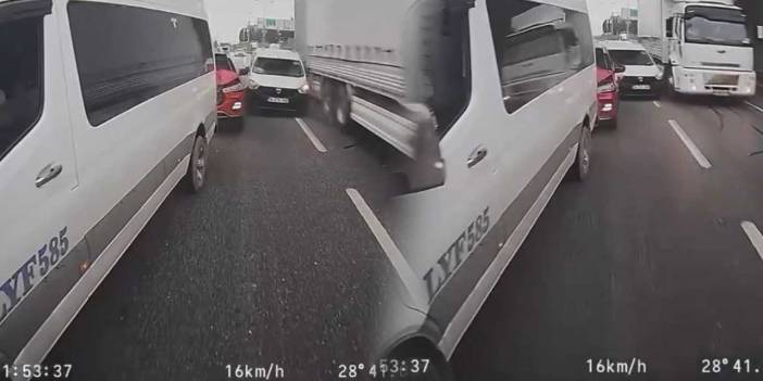 Bir anda yavaşladı: Zincirleme kazaya yol açtı