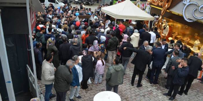 Kuyumcu açılışında altın ve saat dağıttılar: Akın akın geldiler!