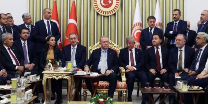 "CHP'yle bile çalıştık" dedi, Davutoğlu Erdoğan'a göz kırptı