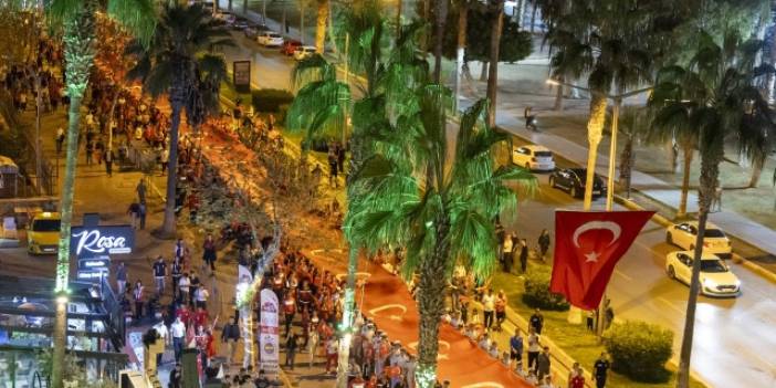 Mersin'de 102 metrelik dev Türk bayrağıyla yürüyüş yapıldı