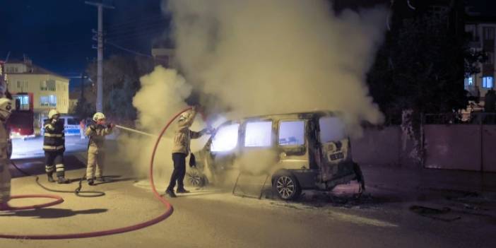 Seyir halindeki otomobil alev topuna döndü