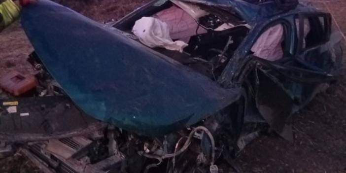 Lastiği patlayan otomobil tarlaya uçtu: 1 ölü 2 yaralı