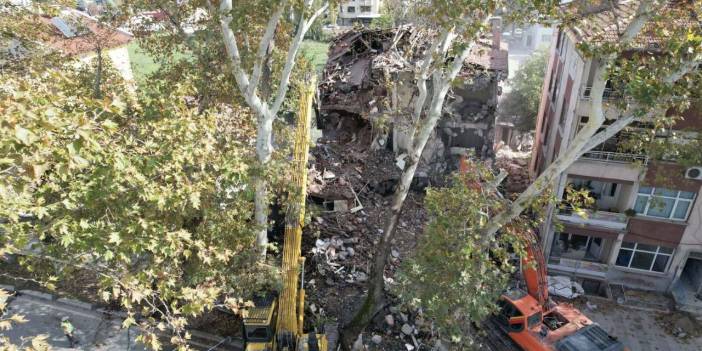 Sındırgı'da ağır hasarlı yapılar tek tek yıkılıyor!