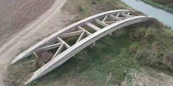 Sular çekilince eski köprü gün yüzüne çıktı
