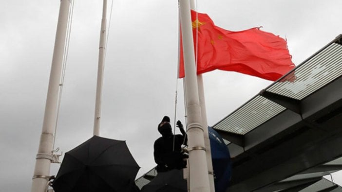 Büyük kriz! Protestocular göndere çıkıp bayrağı indirdi...