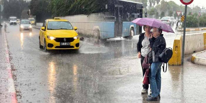 Antalya dakikalar içerisinde felaketi yaşadı! Ceviz büyüklüğünde dolu, seraları parçalayan fırtına...