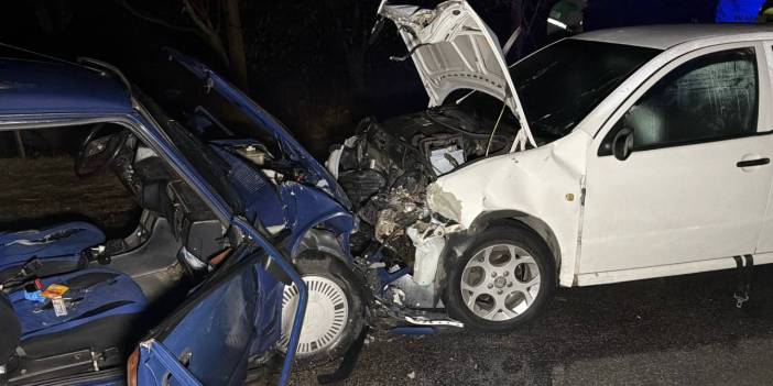 Eskişehir’de feci kaza! İki otomobil kafa kafaya çarpıştı: 1’i ağır 9 yaralı
