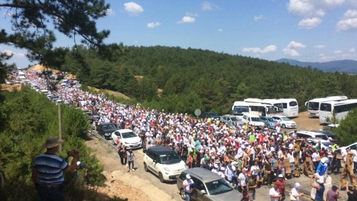 Kaz Dağları'nda binlerce kişi, tel örgülerle korunan şantiyeye girdi