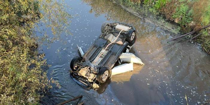 Otomobil dereye devrildi: Kaza anı kamerada