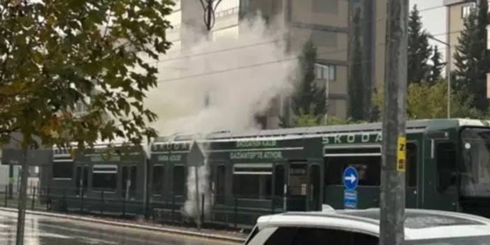 Seyir halindeki tramvaya yıldırım düştü