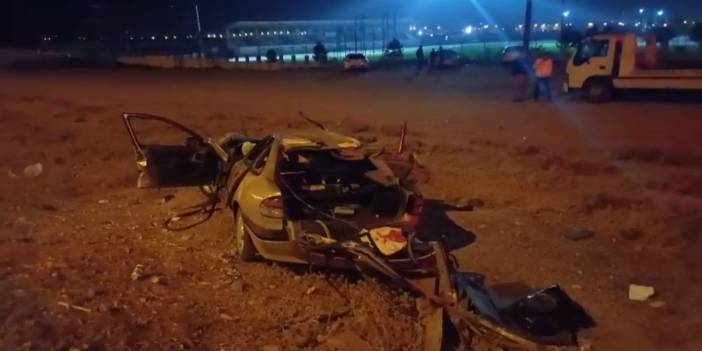 Otomobil emniyet şeridindeki tıra çarptı: 2 çocuk yaşamını yitirdi