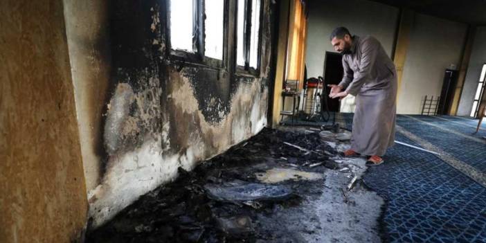 Batı Şeria’da çirkin saldırı: İsrailliler camiyi kundakladı