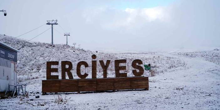 Erciyes Dağı'na kar yağdı