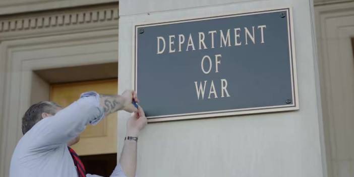 Tabela asıldı: Pentagon gitti Savaş Bakanlığı geldi