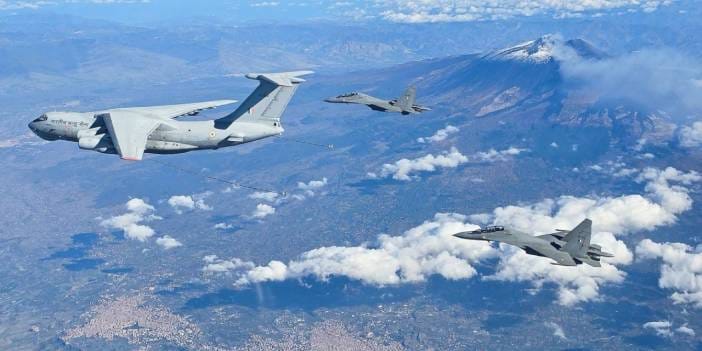 Hindistan'da orduya ait eğitim uçağı düştü: Pilot uçaktan atlamayı başardı