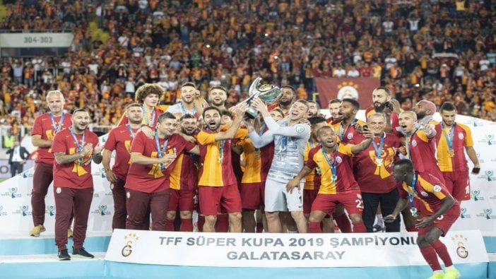 Galatasaray üçledi' "Süper Kupa" 6. kez Sarı-kırmızılıların...