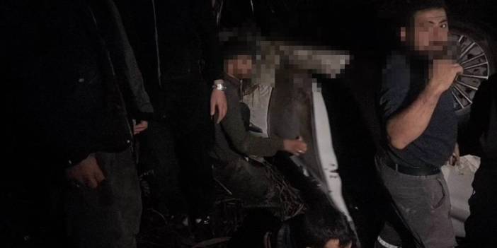 Polisten kaçarken devrilen araçta 9 kaçak göçmen yakalandı!