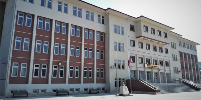 Devlet okulunda ücret dayatması! Parayı ödeyemeyen öğrencilere uygulanan mobbinge veliler isyan etti