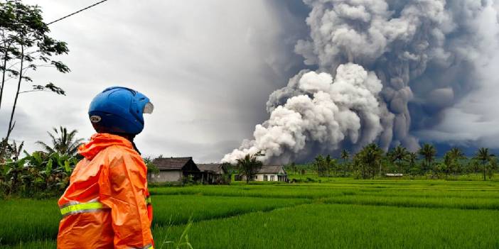 Semeru Yanardağı'nda mahsur kalan dağcılar kurtarıldı