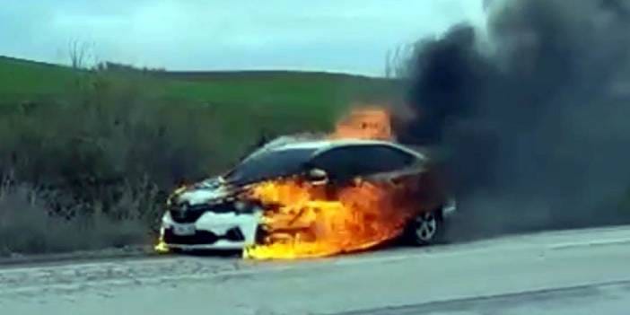 Korku dolu anlar: Otomobil seyir halindeyken alev aldı!