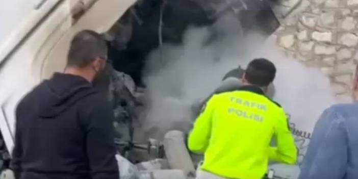 Karayolunda tır alev alev yandı! Polisin müdahalesi kamerada