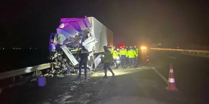 Adana'da TIR emniyet şeridindeki yolcu otobüsüne çarptı: 14 yaralı