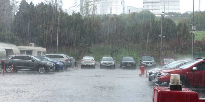 İstanbul'da ani dolu yağışı! Dakikalar içinde bastırdı