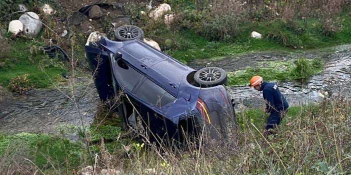 Kontrolden çıkan otomobil dereye uçtu!