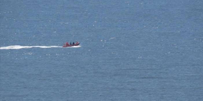 İzmir açıklarında 19 göçmenin olduğu bot battı
