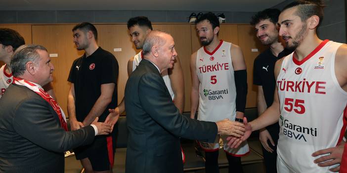 Milli maç bitti: Erdoğan soyunma odasına indi