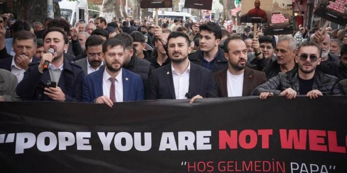 Saadet Partisi'den 'Papa' protestosu!