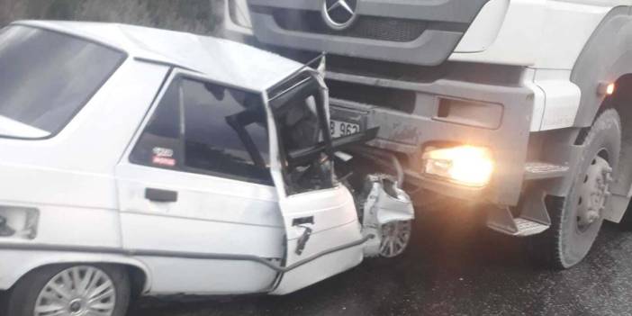 Otomobil ile kamyon kafa kafaya çarpıştı: 1 ölü 1 yaralı