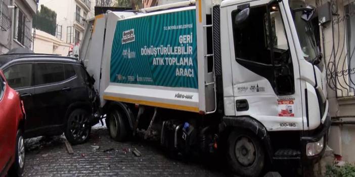 Beyoğlu'nda çöp aracı kontrolden çıktı evin duvarına daldı