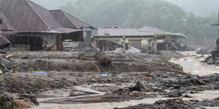 Endonezya'da yağmurun yol açtığı afetlerde ölenler 303'e çıktı