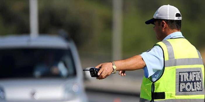 Bakan açıkladı: Trafikte bunu yapan sürücülerin ehliyetine 60 gün el konulacak