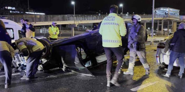 Küçükçekmece'de feci zincirleme kaza: Araçlar takla attı 3 kişi yaralandı