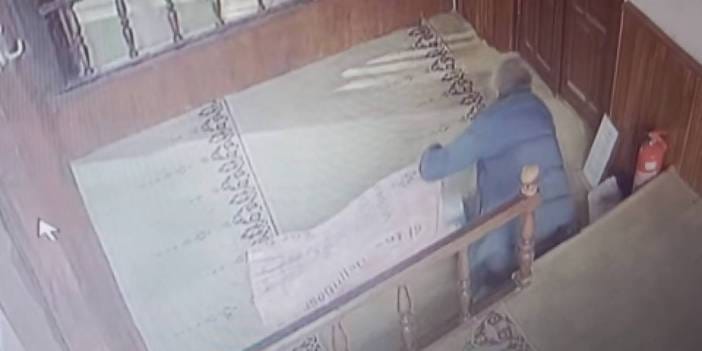 Cami hırsızı kamerada: Çuvalla gelip sadaka kutusunu çaldı!