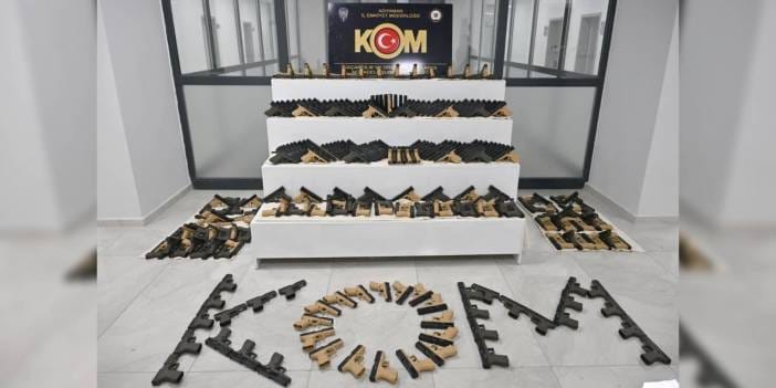 Adıyaman’da kurusıkıdan çevrilmiş bin tabanca ele geçirildi