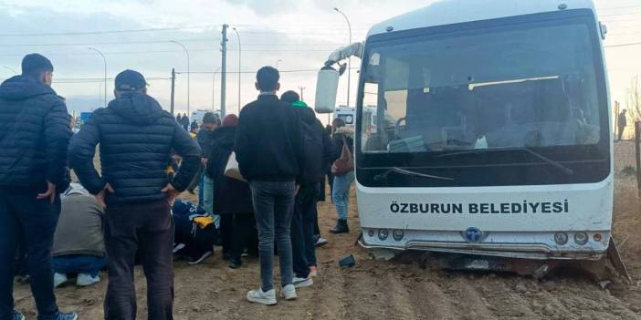 Öğrencileri taşıyan servis ile kamyonet çarpıştı: Yaralılar var