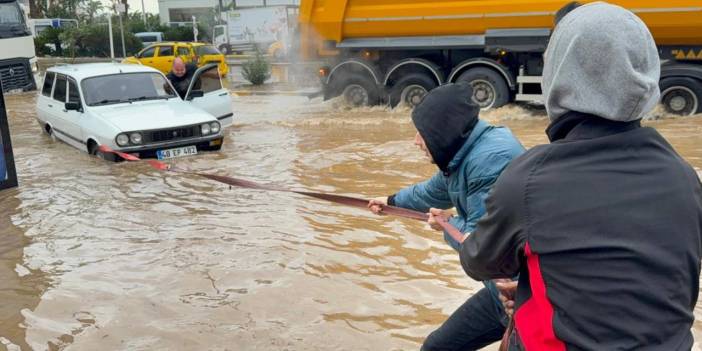 Bodrum'da sağanak sele döndü! Cadde ve sokaklar su altında kaldı