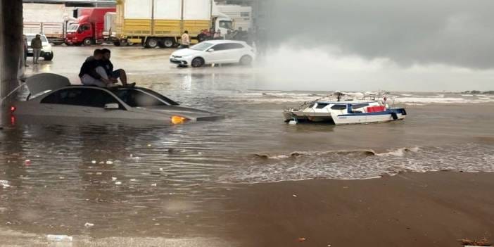 Antalya’yı sağanak vurdu: Kent dakikalar içinde göle döndü
