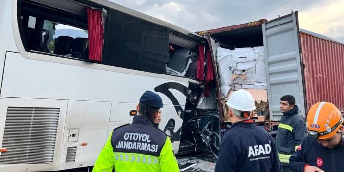 Yolcu otobüsü TIR'a çarptı: Otoyol kan gölüne döndü!