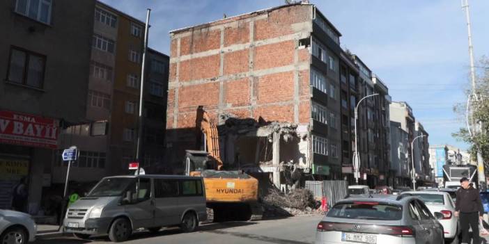 Sultangazi'de yıkım faciası: Kentsel dönüşümde yıkılan bina bitişikteki 5 katlı apartmanı harabeye çevirdi