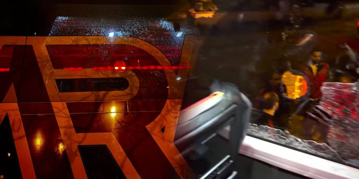 Galatasaray'a taşlı saldırı: Takım otobüsünün önünü kestiler